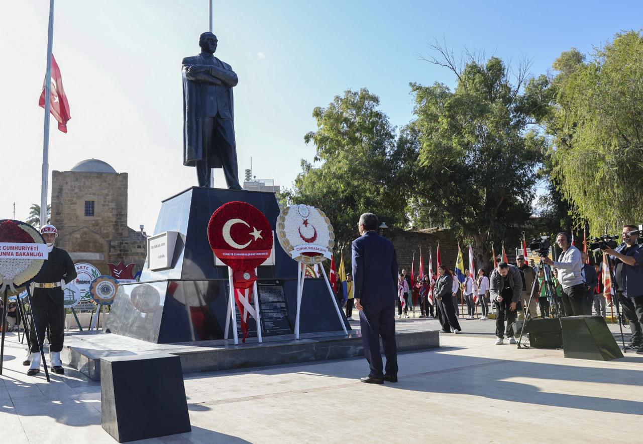 Törende Atatürk Anıtı'na çelenkler sunuldu.