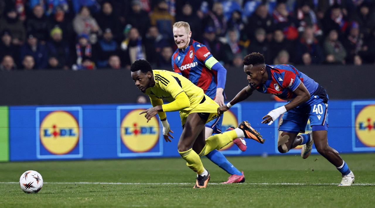 Fenerbahçe'nin penaltı beklediği pozisyonun bir görüntüsü.
