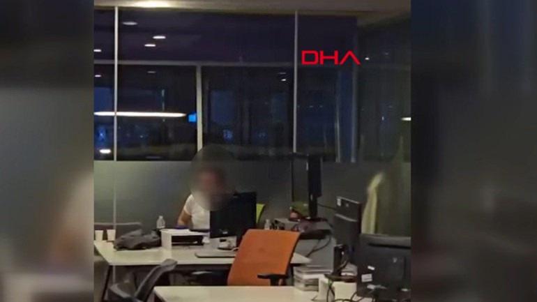 Saldırgan, kafasına dayadığı oyuncak silahla Güntekin Onay'ın kanala gelmesini ve özür dilemesini istedi