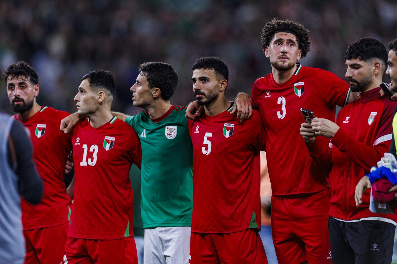 Bask Bölgesel Futbol Takımı ile Filistin arasındaki futbol maçının ardından oyuncular omuz omuza durarak tribünleri selamlıyor, 15 Kasım 2025