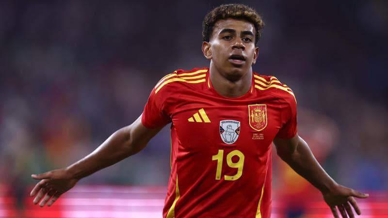 Lamine Yamal, İspanya Milli Takım formasıyla attığı bir golü kutlarken.