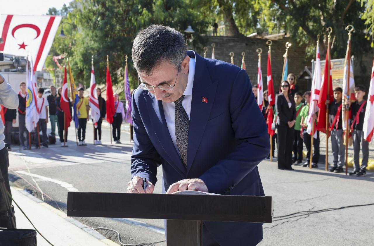 Cevdet Yılmaz, Özel Anıt Defteri'ni imzalıyor.