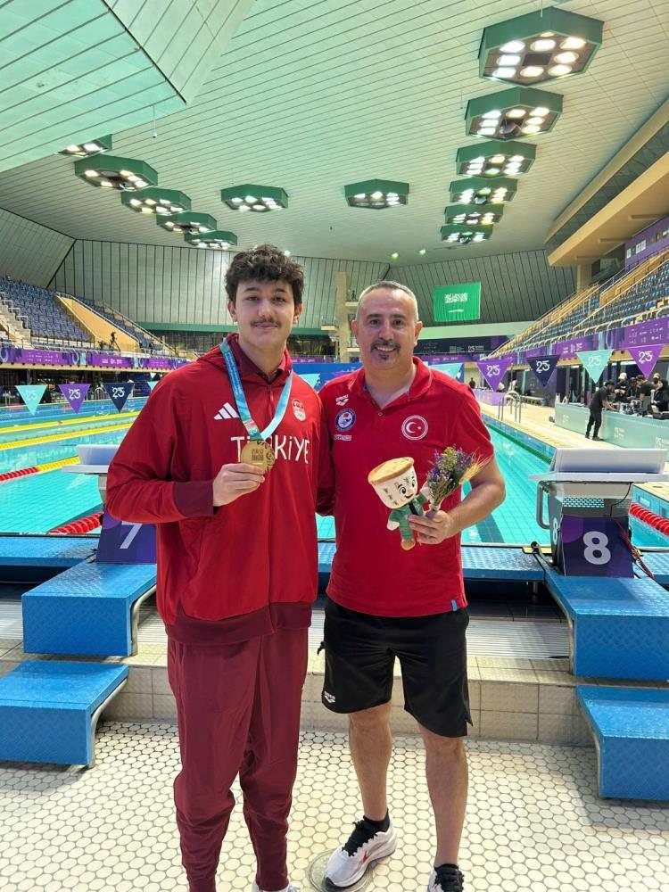 Milli yüzücü Ahmet Mete Boylu (Solda) ve hocası 