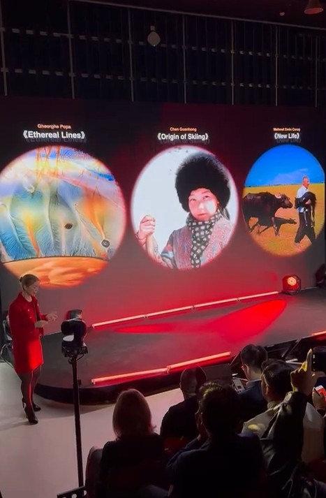 Ödül törenine video bağlantı ile katıldı.