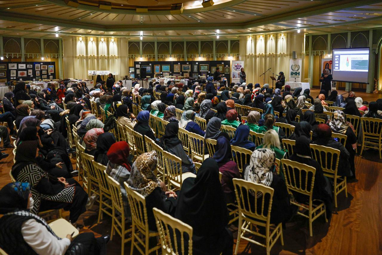 “Ailede İyiliği Çoğaltmak” konulu seminere çok sayıda kişi katıldı.