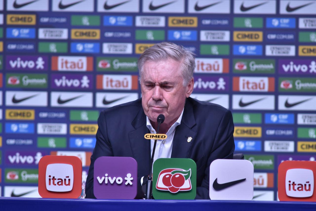 Brezilya Teknik Direktörü Carlo Ancelotti bir basın toplantısında gazetecilerin sorularını yanıtlarken, 4 Kasım 2025