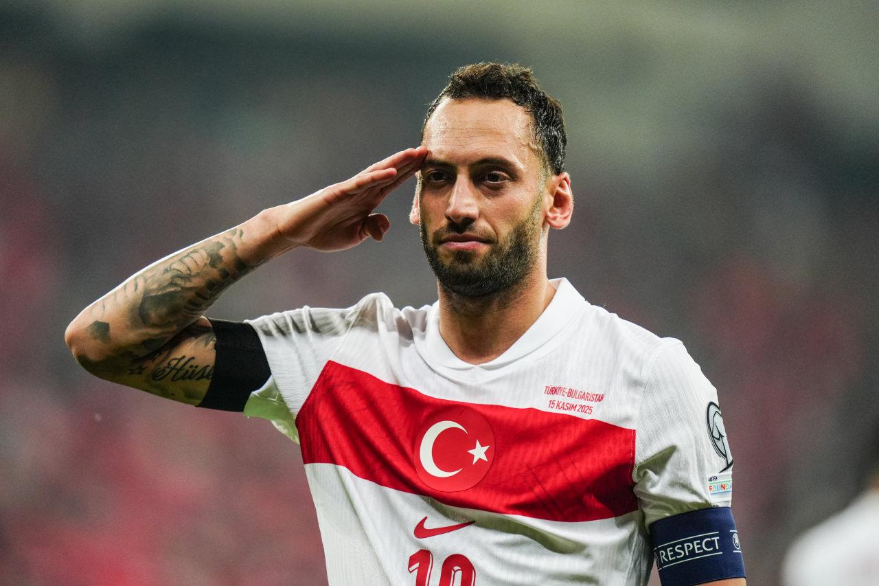 Hakan Çalhanoğlu attığı golün ardından Azerbaycan-Gürcistan sınırında askeri kargo uçağının düşmesi sonucu 20 Türk askerinin şehit olması nedeniyle asker selamı verdi.