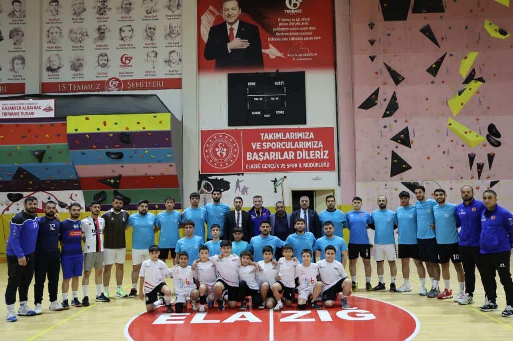 Elazığ Gençlik ve Spor Kulübü Hentbol Takımları'nda oynayan sporcuların bir görüntüsü.