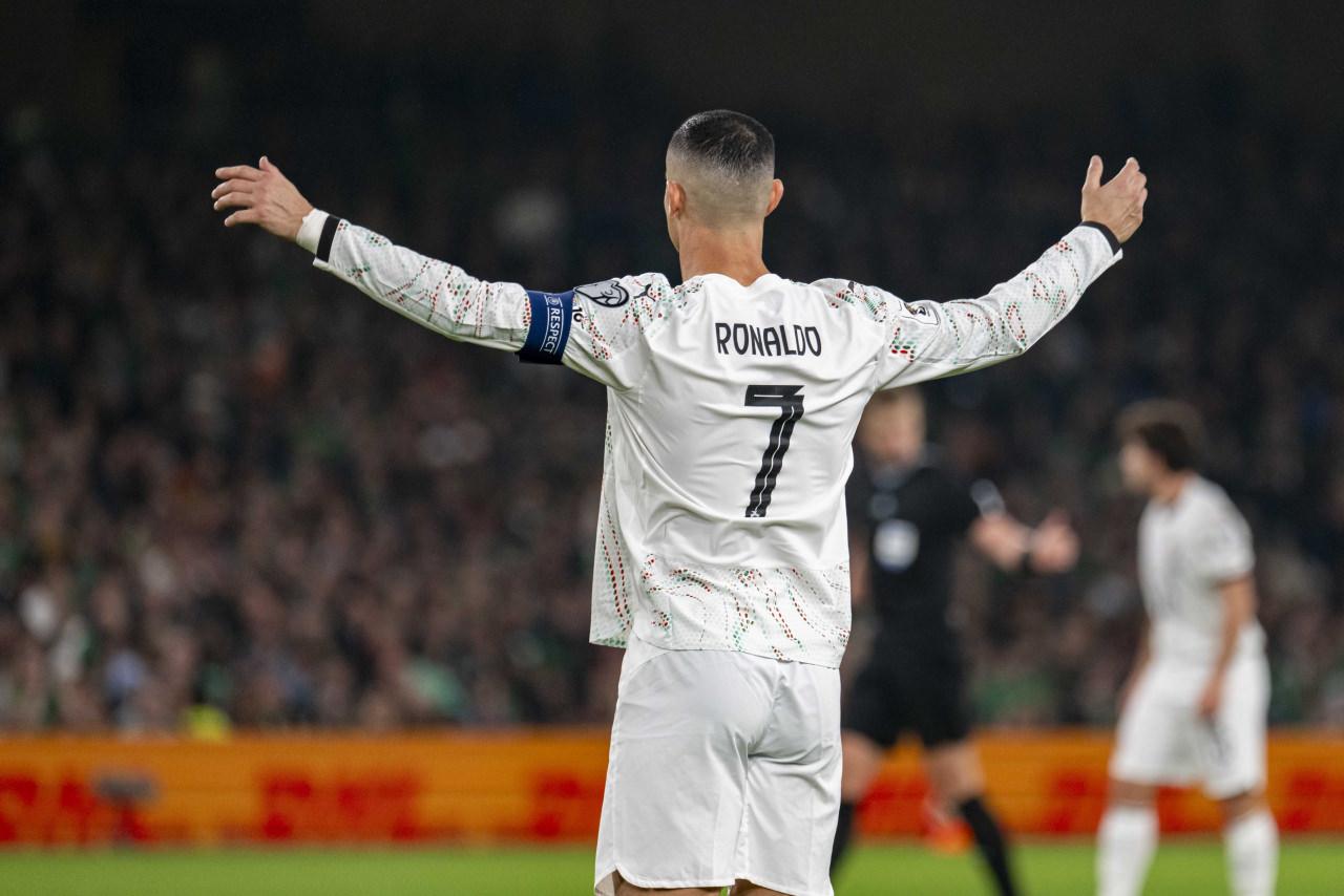 Cristiano Ronaldo, İrlanda ile oynanan Dünya Kupası Elemeleri maçında bir pozisyona tepki gösterirken, 13 Kasım 2025