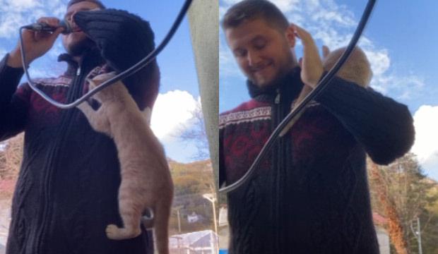 Gülümseten anlar: Yavru kedi, ezan okuyan imamın üstüne tırmandı