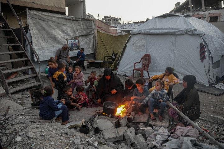 Çocukların karnını doyurmakta ve bakımlarını yapmakta büyük zorluk yaşadığını anlatan Gazzeli nine, çocukları oyalamak için hayali yemek pişirdiğini söyledi.
