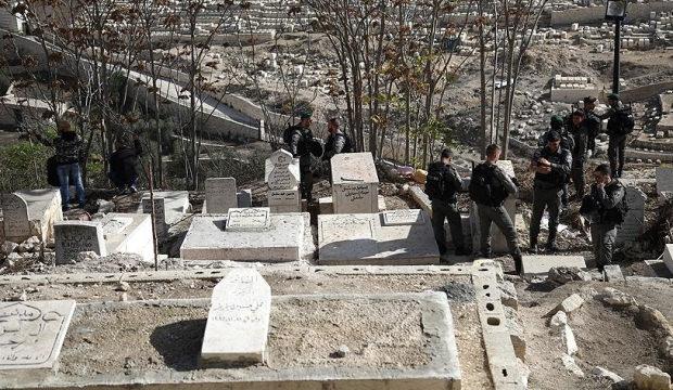 İsrailliler Kudüs’teki Müslüman mezarlarına saldırdı