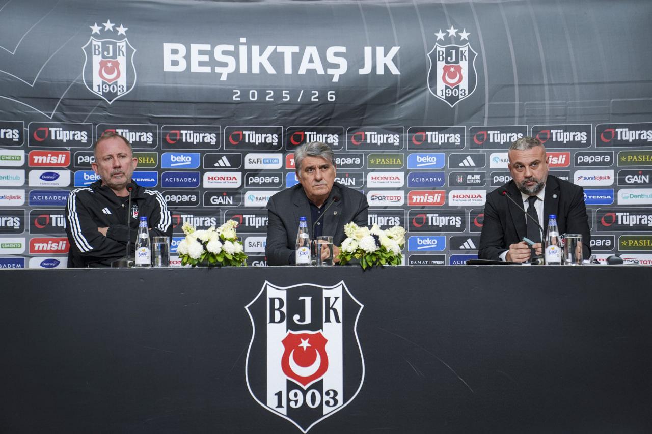 Beşiktaş Başkanı Serdal Adalı ve teknik direktör Sergen Yalçın'ın düzenlediği basın toplantısından bir görüntü, 16 Kasım 2025