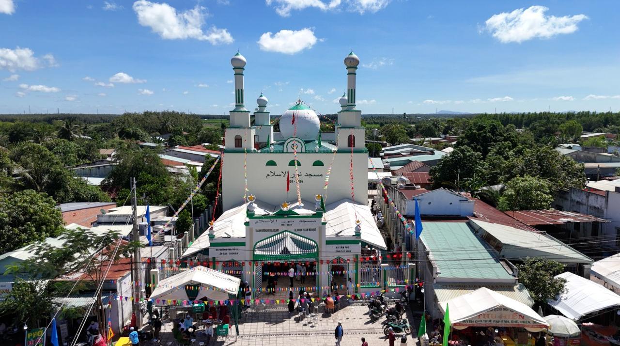 Sadakataşı Derneği, Vietnam’da cami ve okul açılışı gerçekleştirdi.