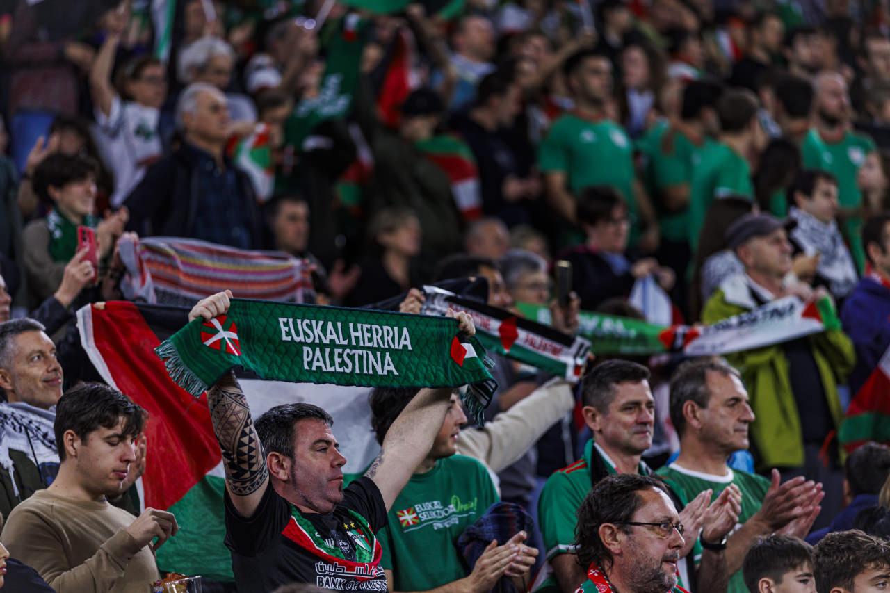 Bask Bölgesel Futbol Takımı ile Filistin Milli Futbol Takımı İspanya'nın Bilbao şehrindeki San Mames stadında dostluk maçı yaptı. Taraftarlar, tribünlerde Filistin bayrağı açtı.