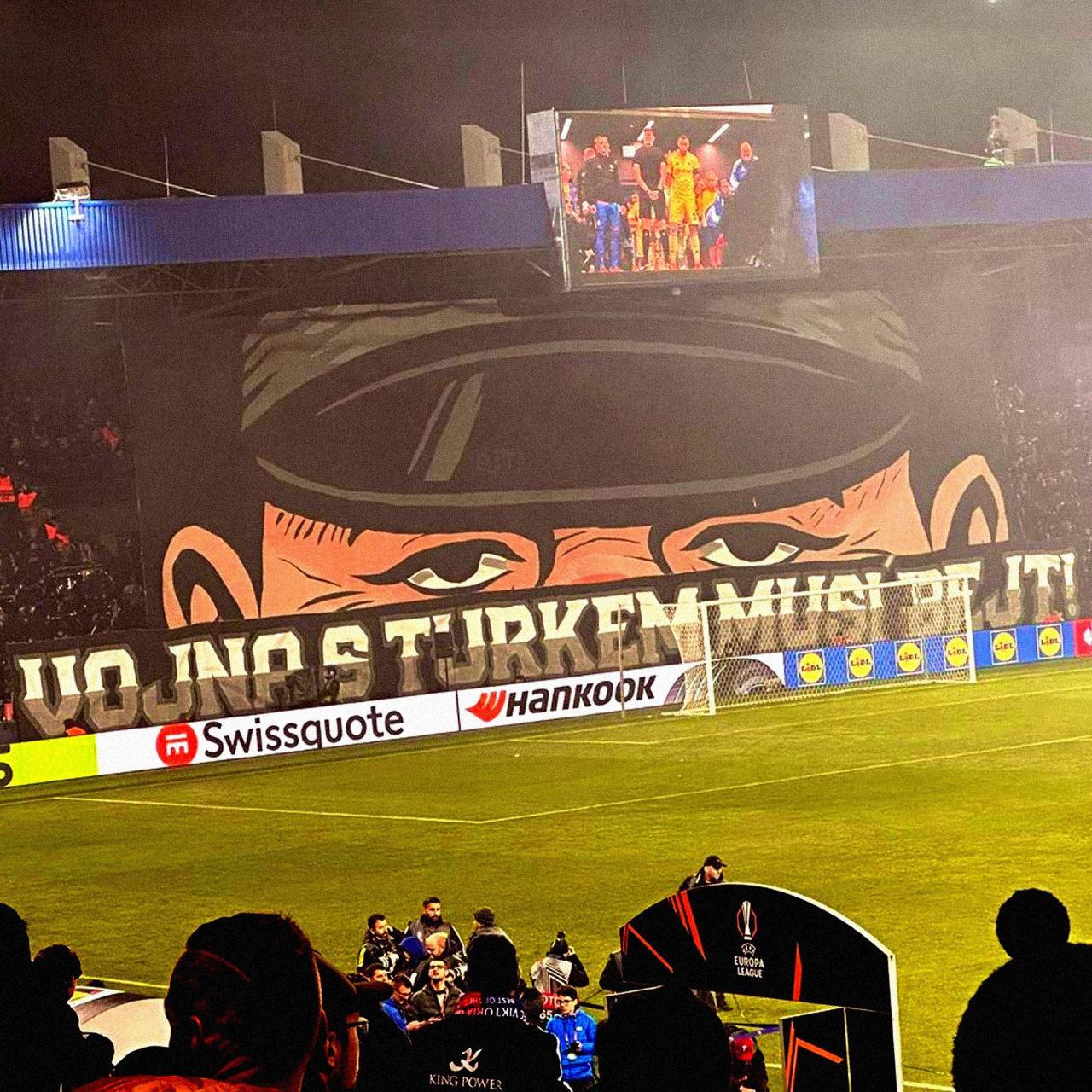 Viktoria Plzen'in açtığı pankart: 'Türklerle savaşmak zorundasın'