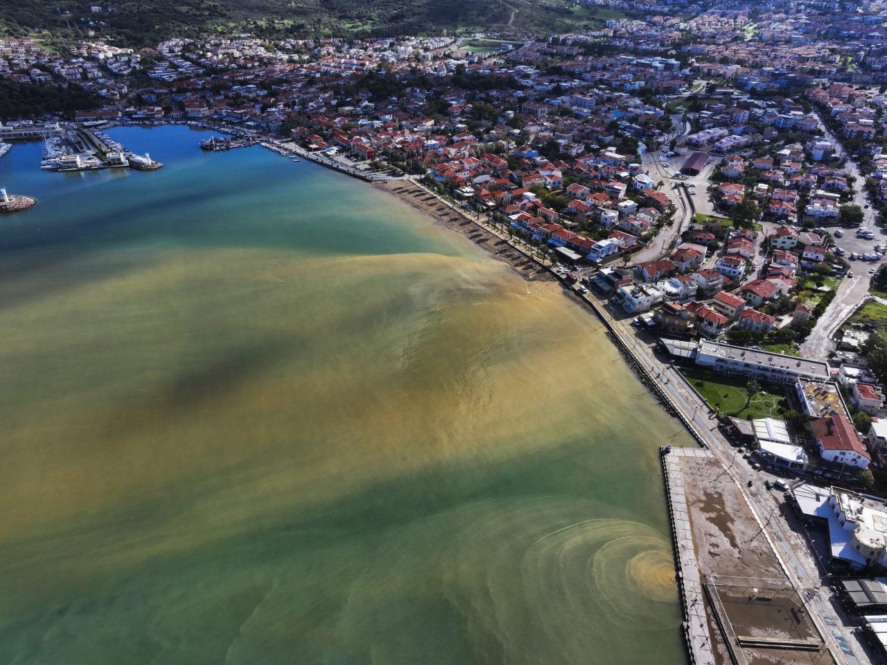 Öte yandan kuvvetli sağanak nedeniyle oluşan yağmur suları ve çamur denizin rengini değiştirdi.