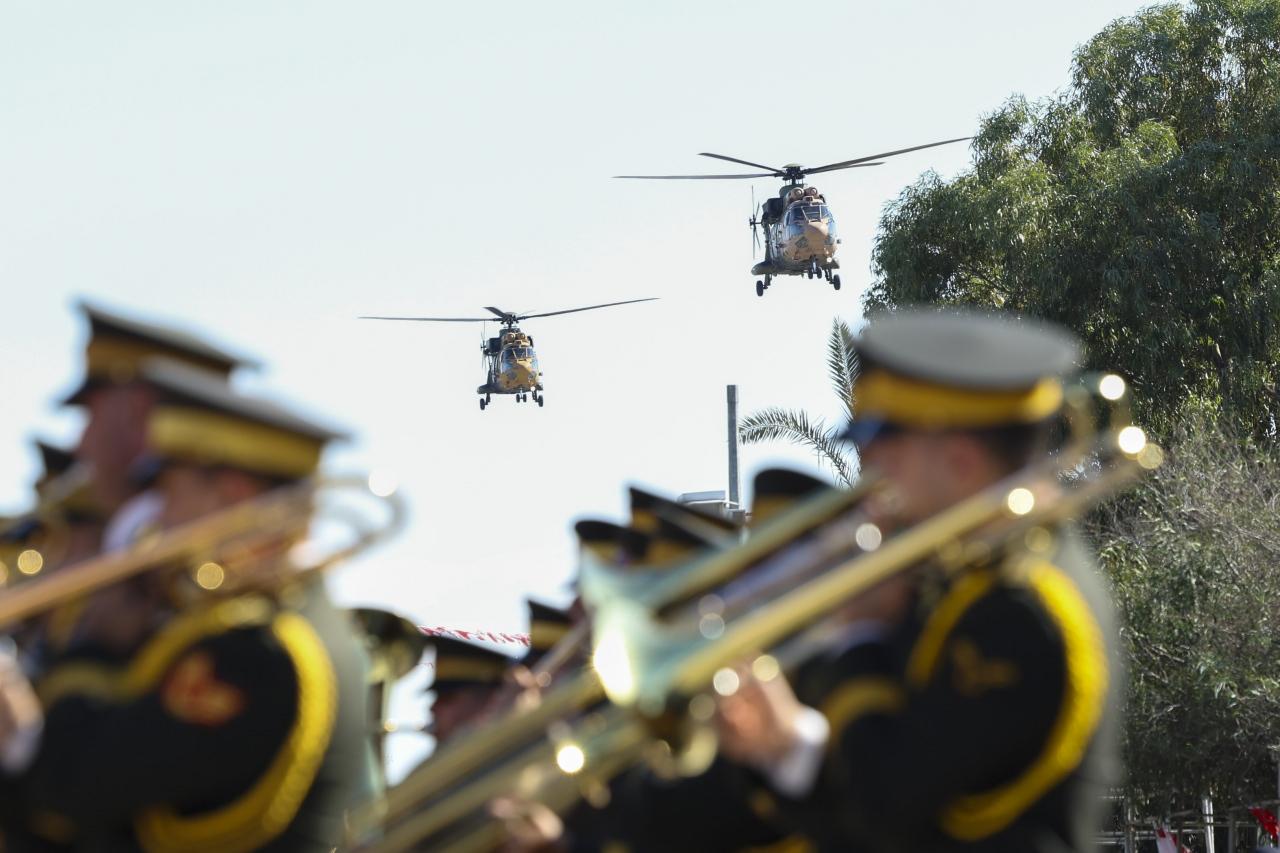 Tören geçidindeki helikopterler
