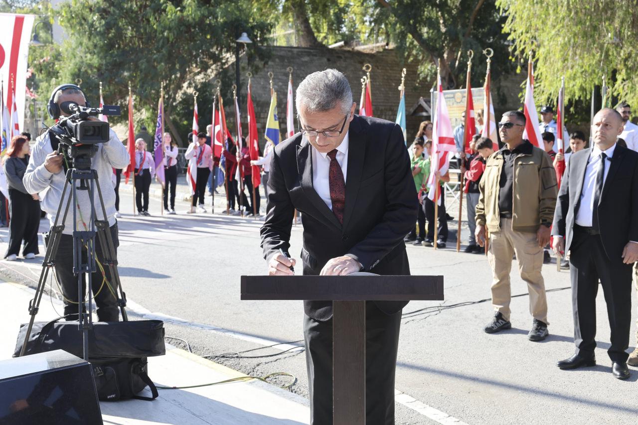 Cumhurbaşkanı Tufan Erhürman, Özel Anıt Defteri'ni imzalyor.
