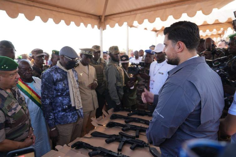 Mali Savunma Bakanı ve beraberindeki heyet Türk yapımı silahları inceliyor.