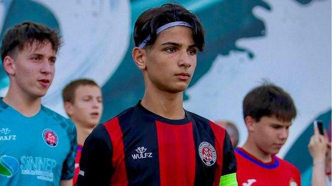 Fatih Karagümrük forması giyen 16 yaşındaki Tarık Buğra Kalpaklı