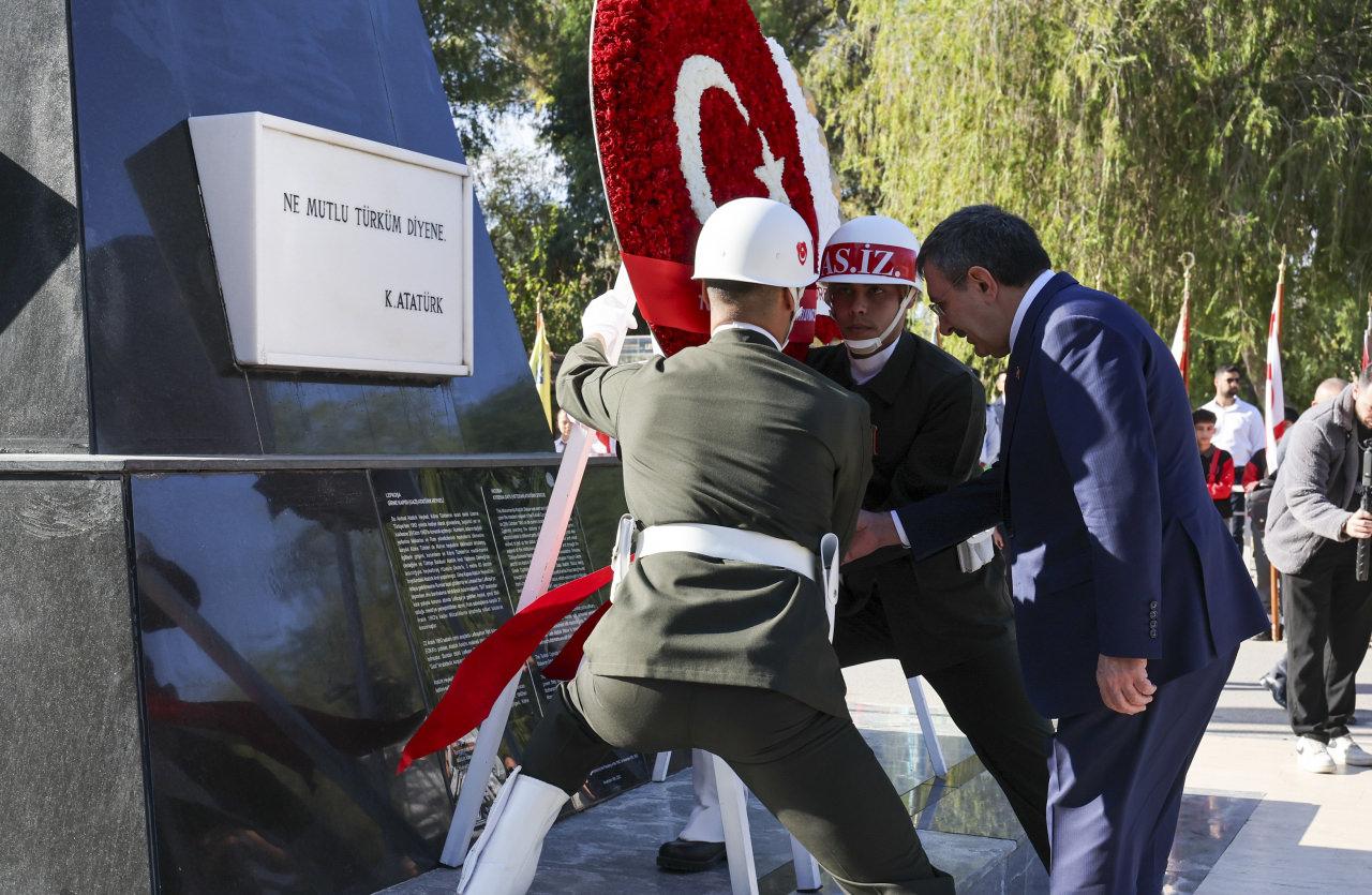 Atatürk büstüne çelenk koyma töreninden bir kare