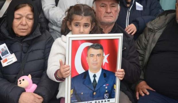 Şehit astsubayın eşi evladını sakinleştirdi: Başını dik tut...