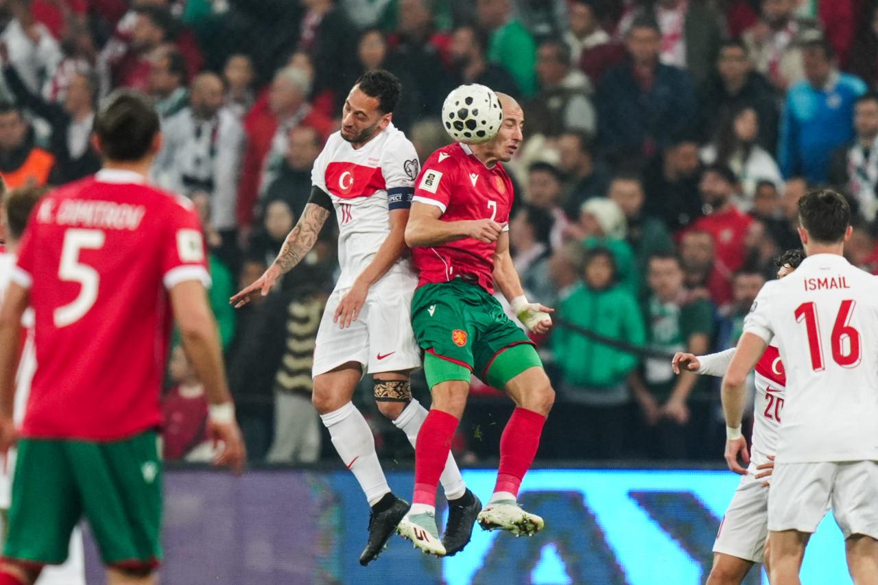 Hakan Çalhanoğlu, Bulgaristan'la oynanan Dünya Kupası Elemeleri maçında hava topu mücadelesinde, 15 Kasım 2025