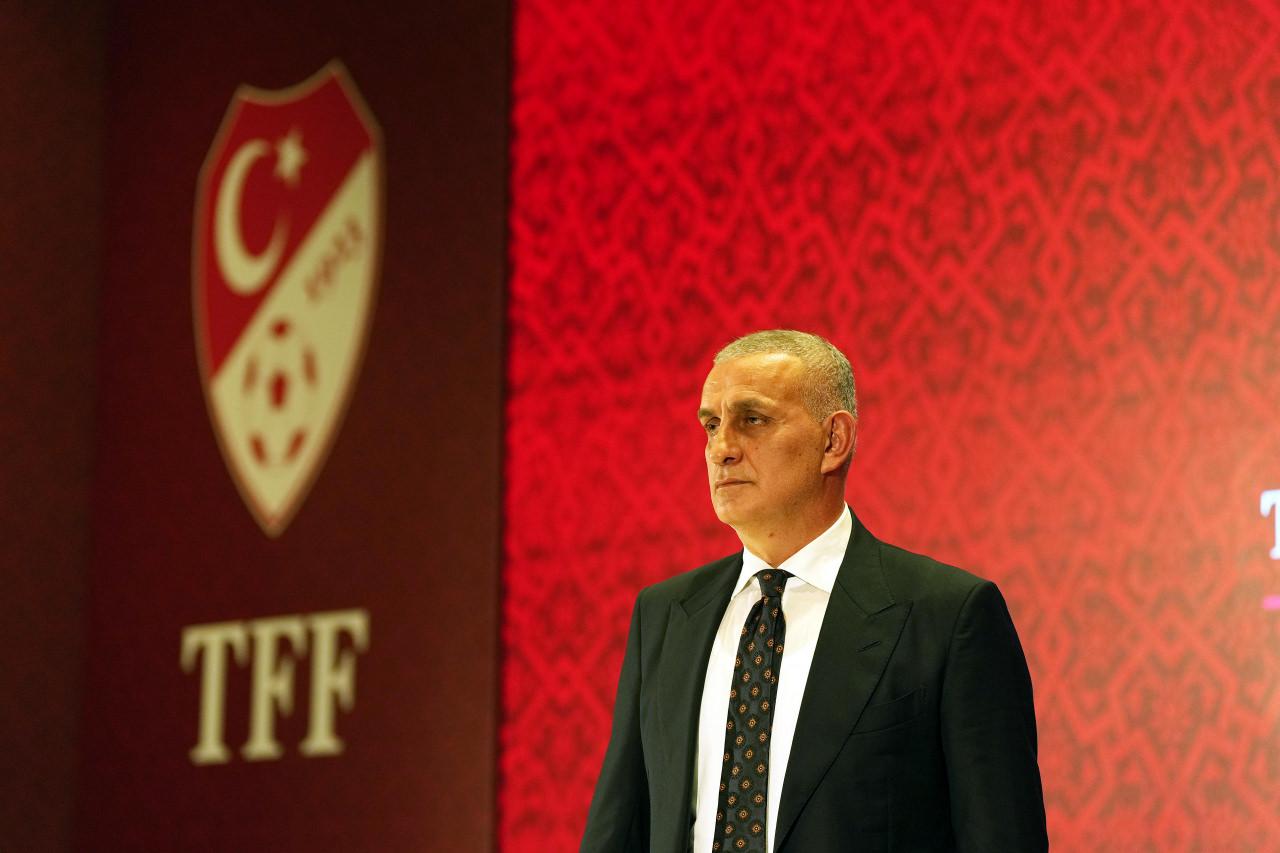 TFF Başkanı İbrahim Ethem Hacıosmanoğlu, Riva'da düzenlenen basın toplantısında açıklamalarda bulunurken, 27 Ekim 2025