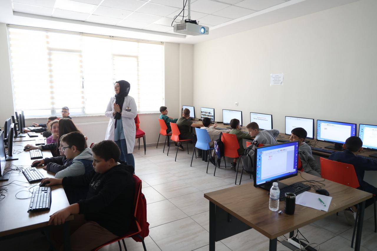 Yaklaşık 2 bin öğrenci eğitim alıyor.