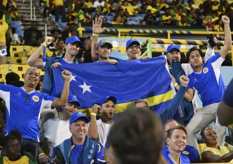 Ülkelerini Jamaika maçında destekleyen Curaçao taraftarları