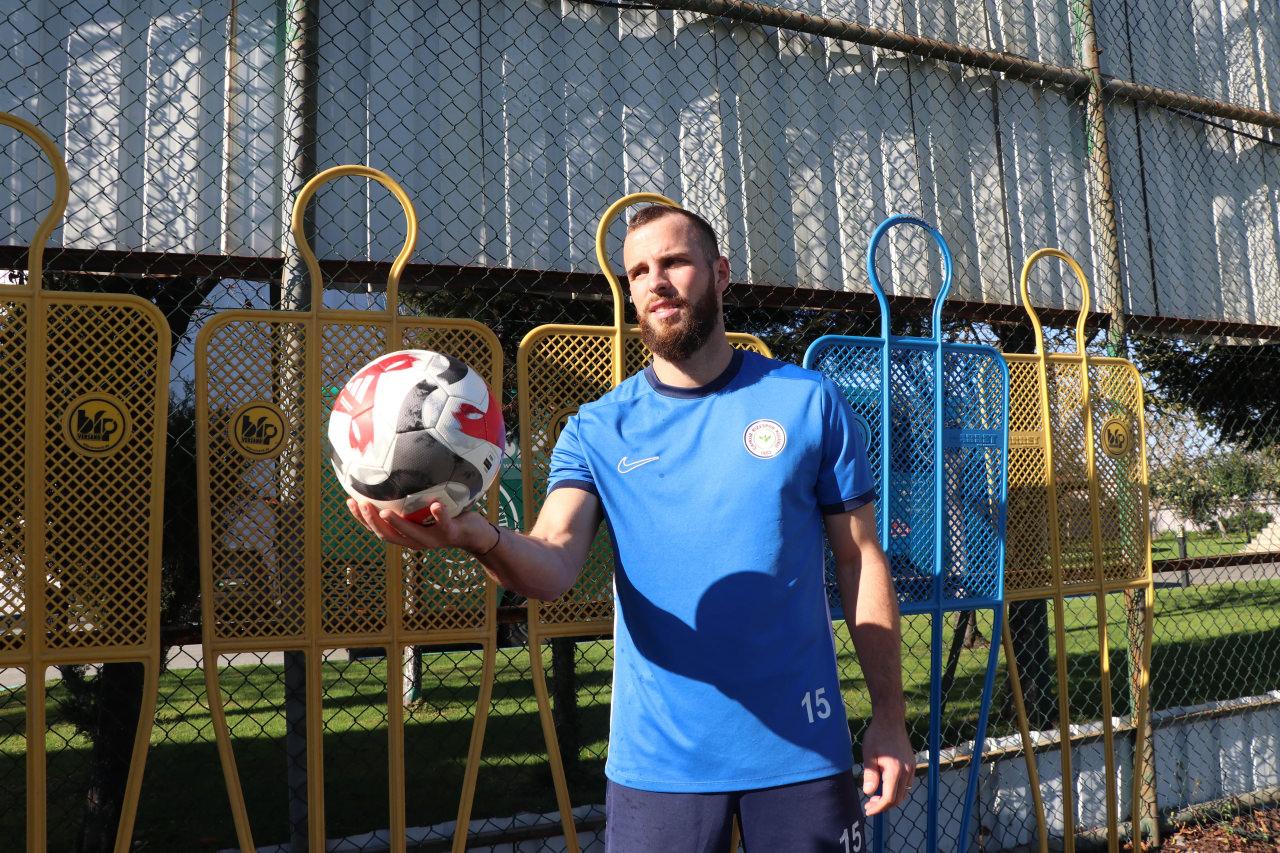 Trendyol Süper Lig'in Trendyol Süper Lig'in 13. haftasında Fenerbahçe'yi konuk edecek Çaykur Rizespor'un Çek futbolcusu Vaclav Jurecka, basın mensuplarına açıklamalarda bulundu.