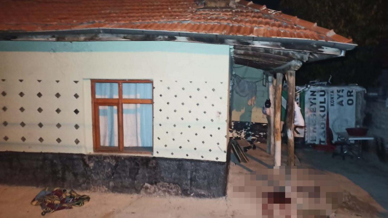 Bıçaklama olayının yaşandığı evin avlusu. 