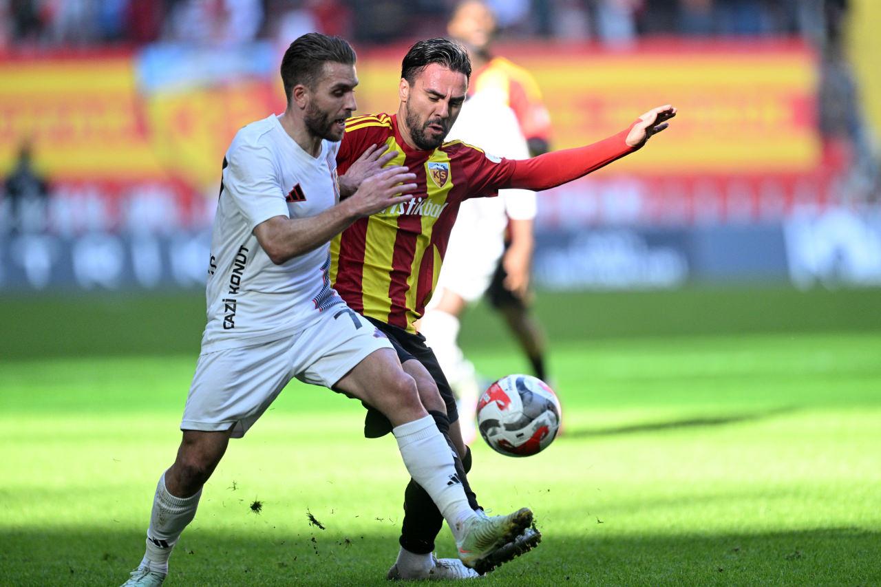 Trendyol Süper Lig'in 13. haftasında Zecorner Kayserispor ile Gaziantep FK, RHG Enertürk Enerji Stadyumu'nda karşılaştı. Bir pozisyonda Kayserisporlu oyuncu Furkan Soyalp (sağda) rakibiyle mücadele etti.