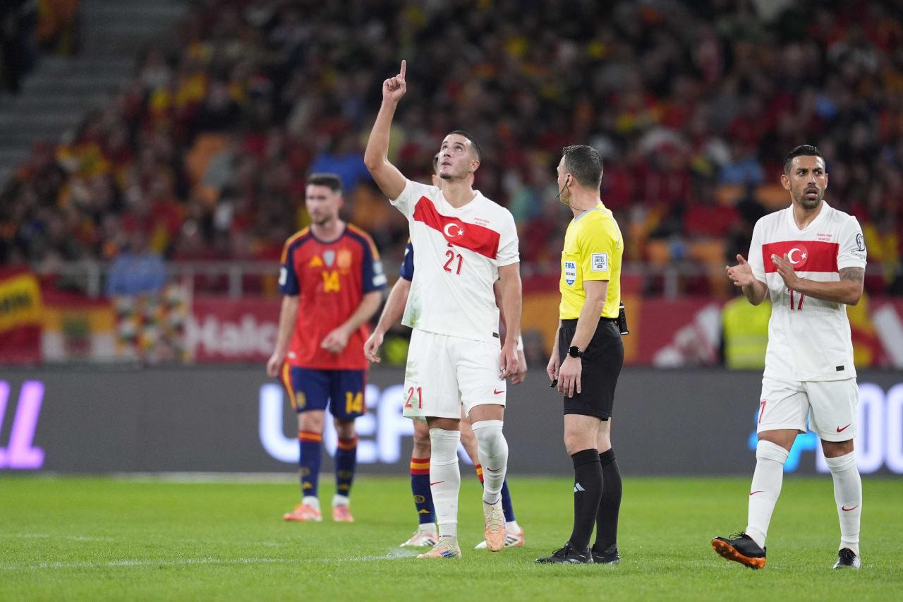 Deniz Gül, İspanya ağlarına attığı golden sonra kutlama yaparken,