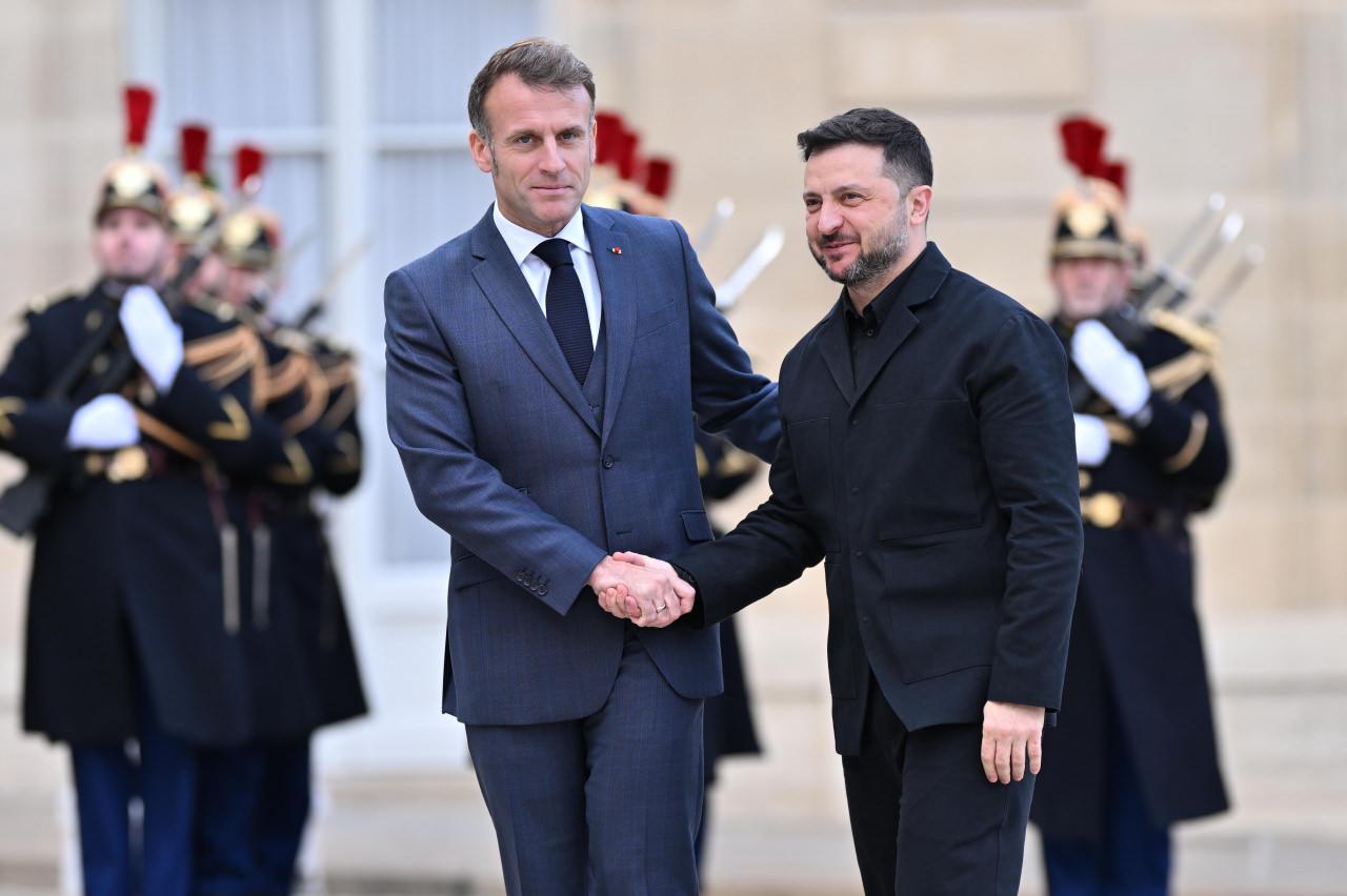 Fransa Cumhurbaşkanı Emmanuel Macron, Ukrayna Cumhurbaşkanı Volodimir Zelenski’i Paris’teki Elysee Sarayı’ndaki görüşme öncesinde karşıladı.