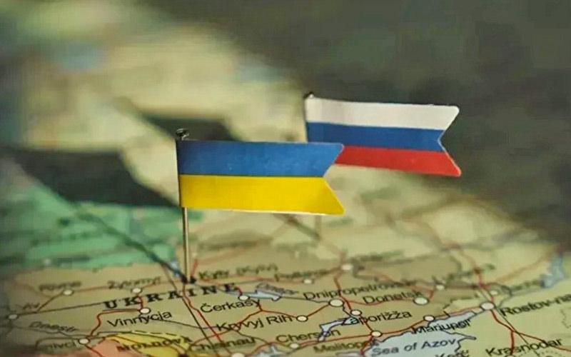 Resimde bir harita üzerinde Ukrayna ve Rusya bayrakları görülüyor.