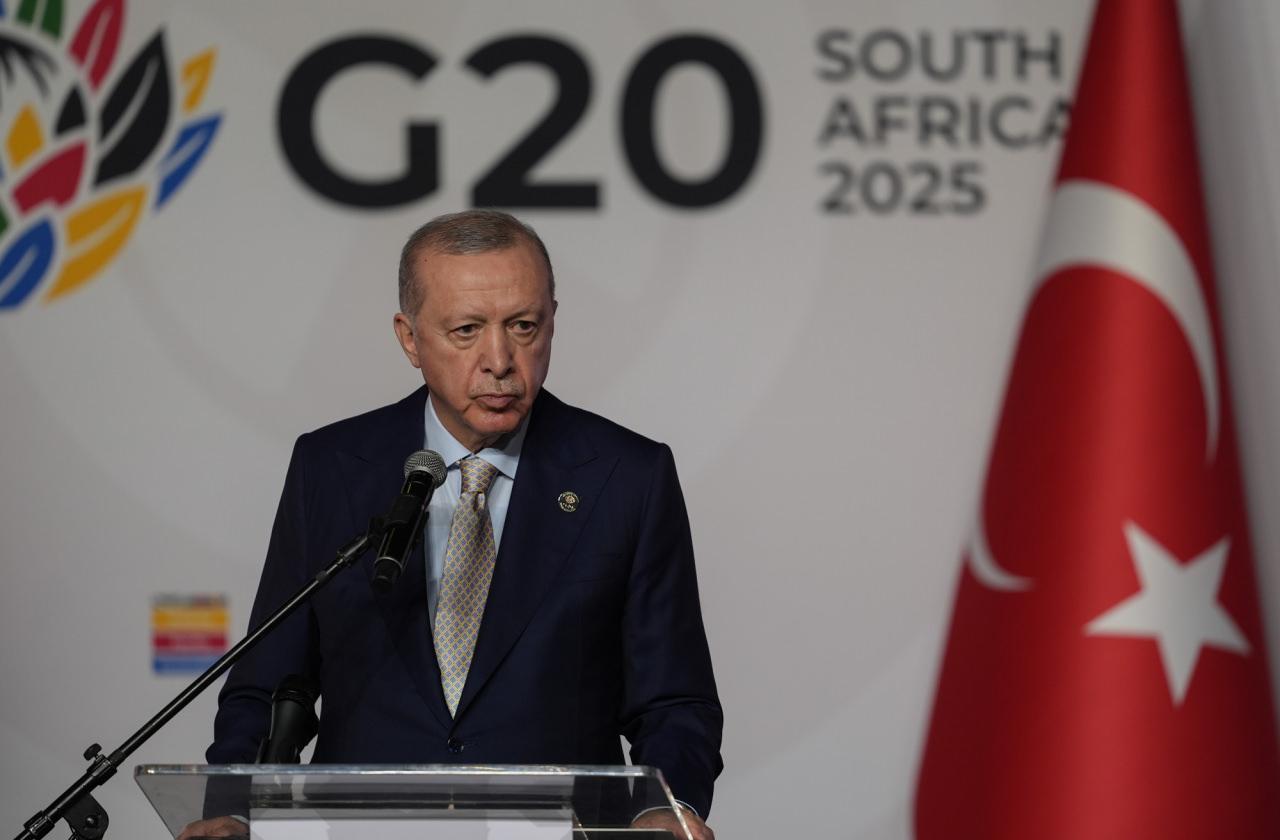 Cumhurbaşkanı Recep Tayyip Erdoğan, Güney Afrika'nın Johannesburg kentinde düzenlenen G20 Liderler Zirvesi'nin ardından basın toplantısında konuştu.