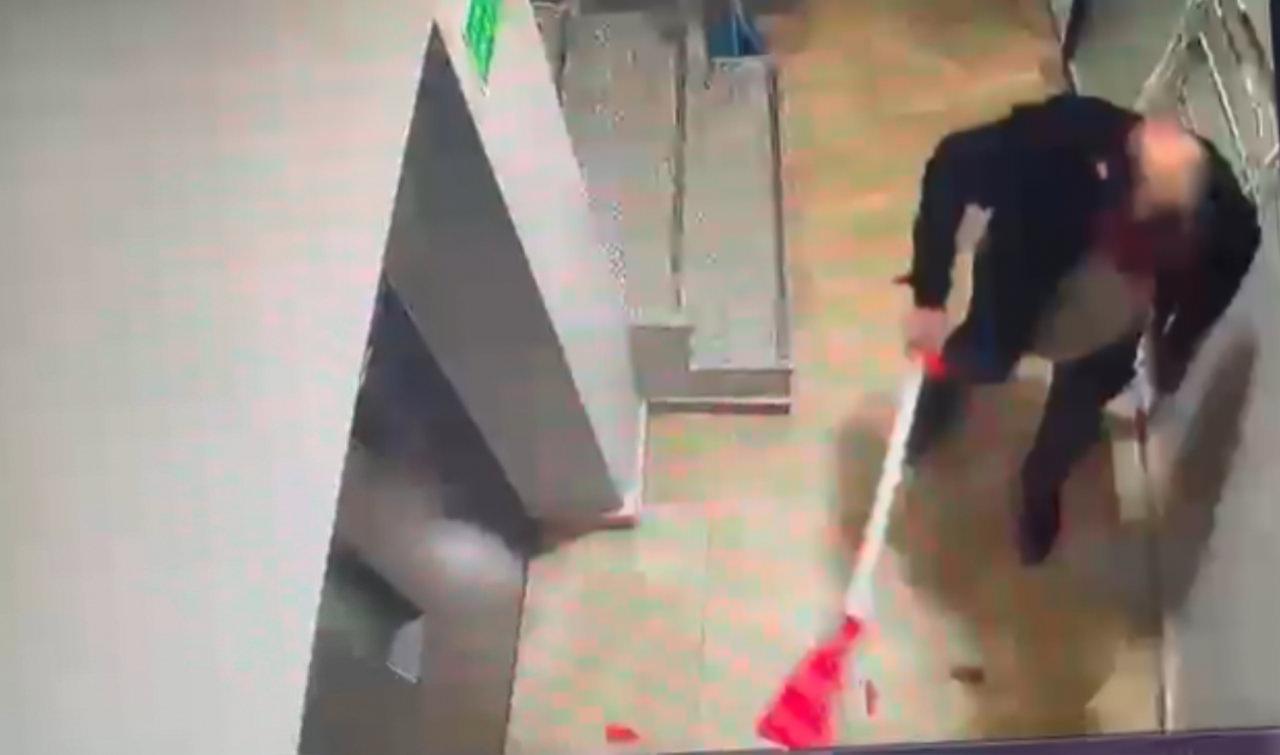 Rüstem Ç. bir görevli tarafından süpürge ile durdurulmaya çalışıldı. 