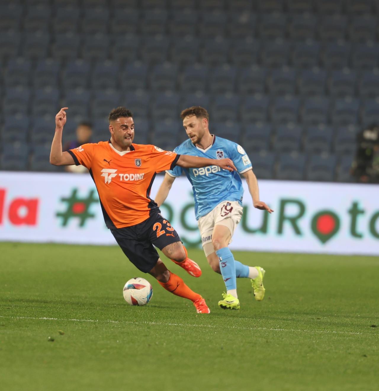 Geçen sezon oynaanan Başakşehir - Trabzonspor maçı. Deniz Türüç ve Mustafa Eskihellaç