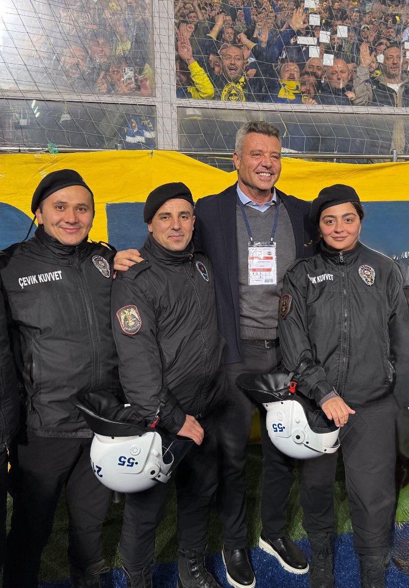 Fenerbahçe Başkanı Sadettin Saran polislerle birlikte
