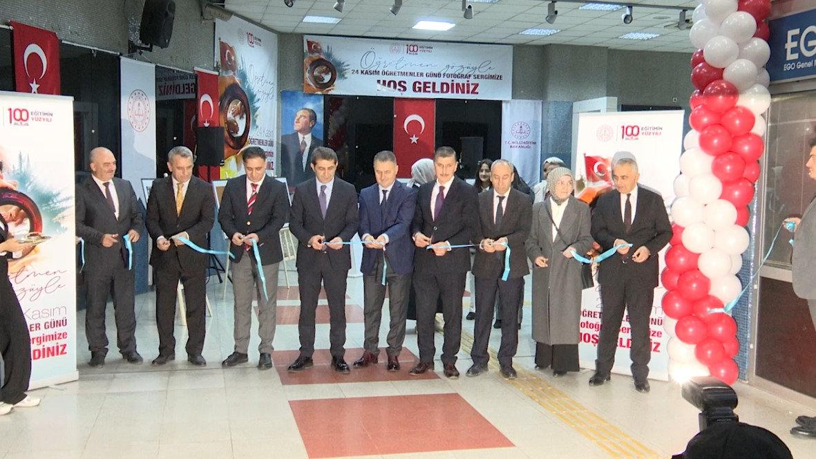 Arıcı ve beraberindeki katılımcılar serginin açılışını gerçekleştirdi.