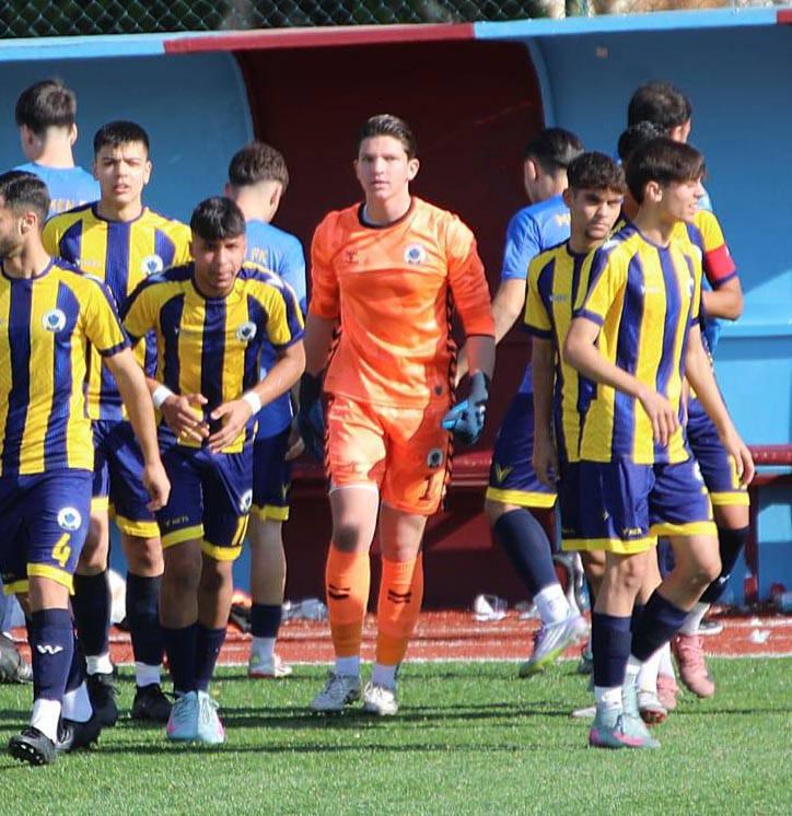 Alp Özge'nin de yer aldığı Menemen FK'nın alt yaş takımı seremoniye çıkarken.