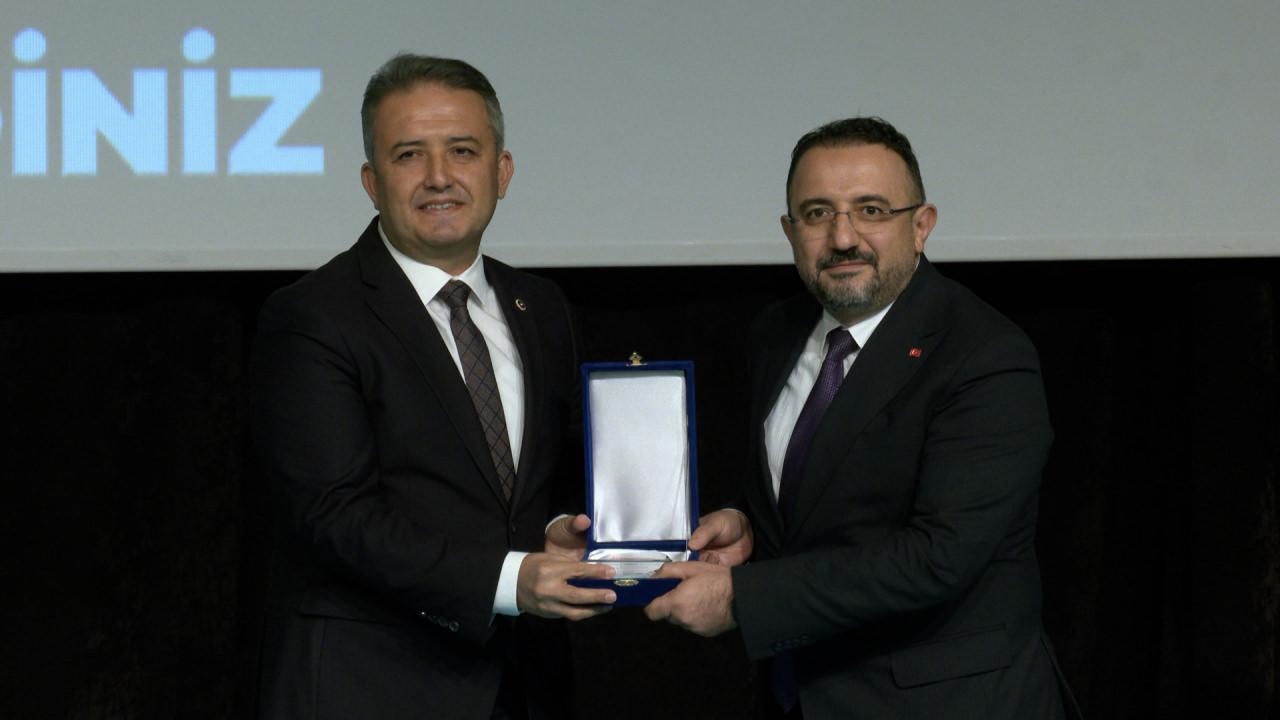 Haber7.com Genel Yayın Yönetmeni Osman Ateşli ödülü aldı