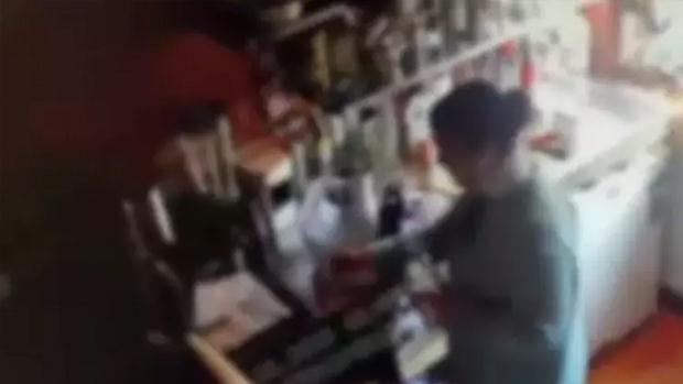 Türk kahvesini hazırlayan kadın