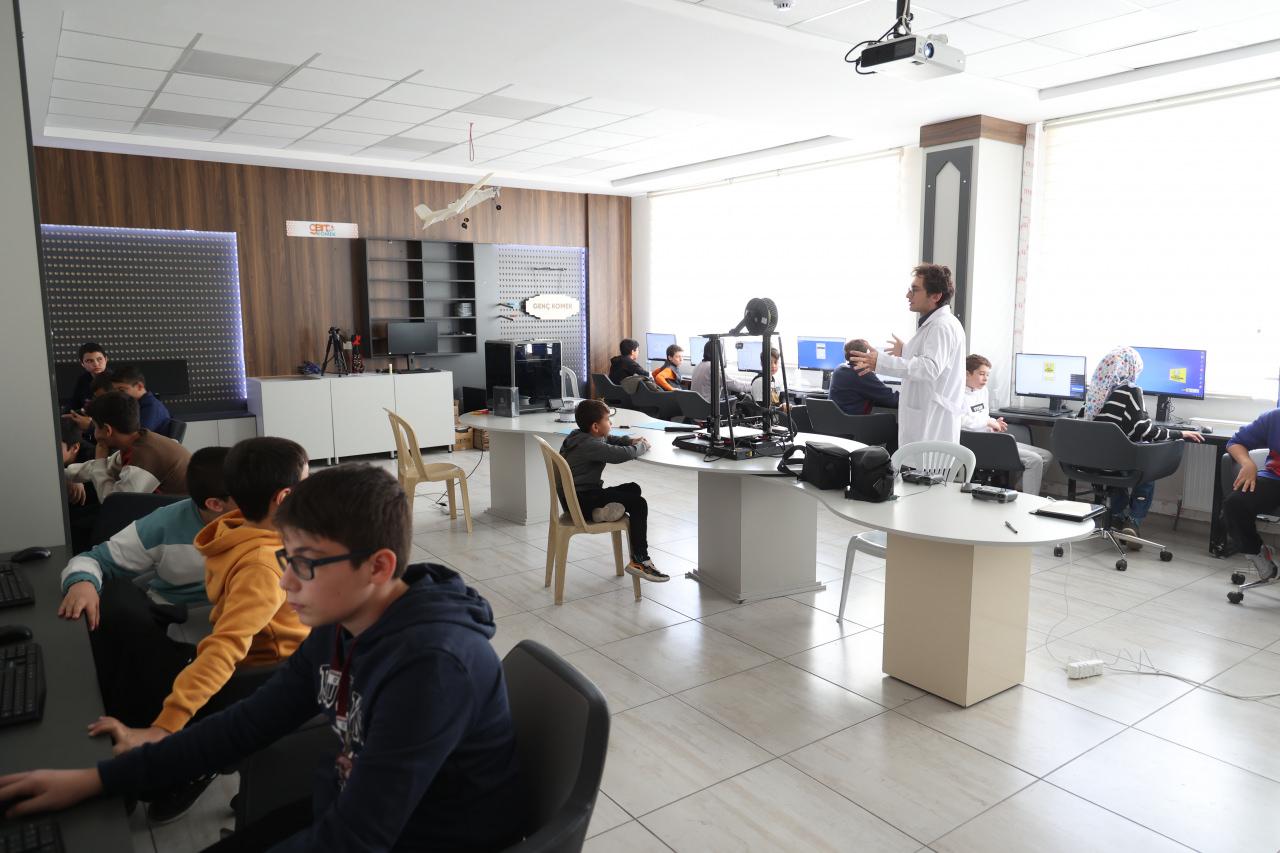 Atölye, bilimden sanata, kültürden teknolojiye kadar geniş bir içerikle hazırlandı.