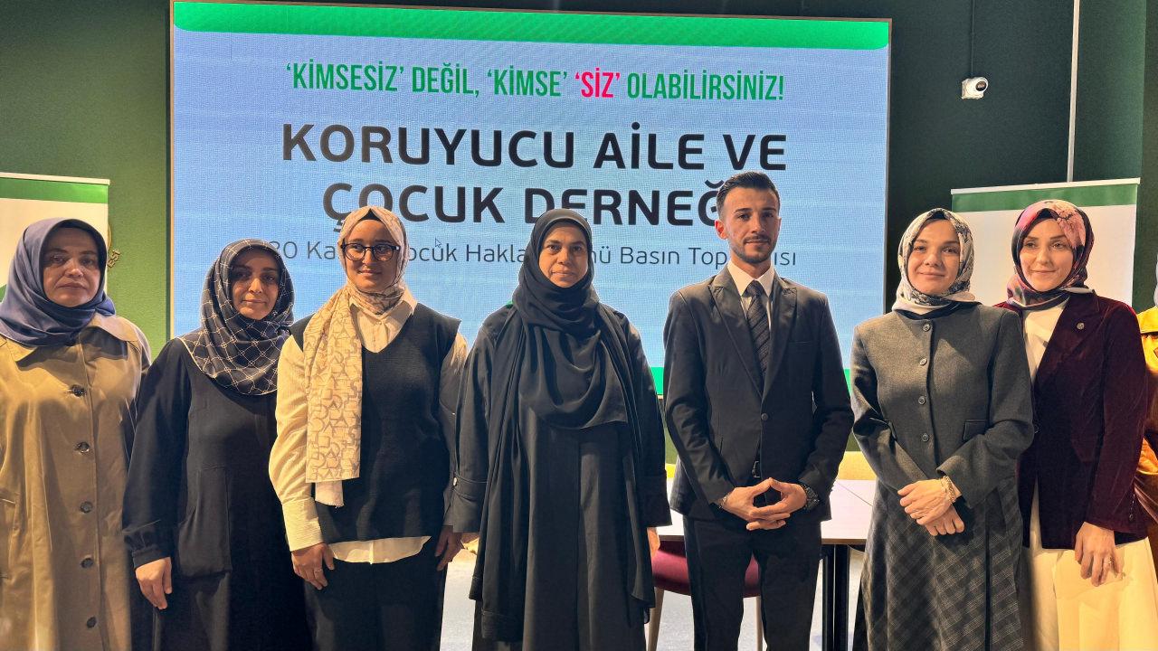 Koruyucu Aile ve Çocuk Derneği üyeleri.