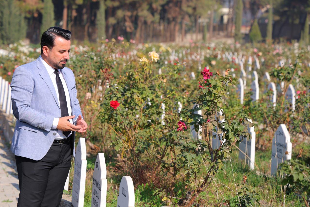Metin Acıpayam, depremde kaybettiği öğrencilerinin kabirlerini ziyareret ederek dua etti.