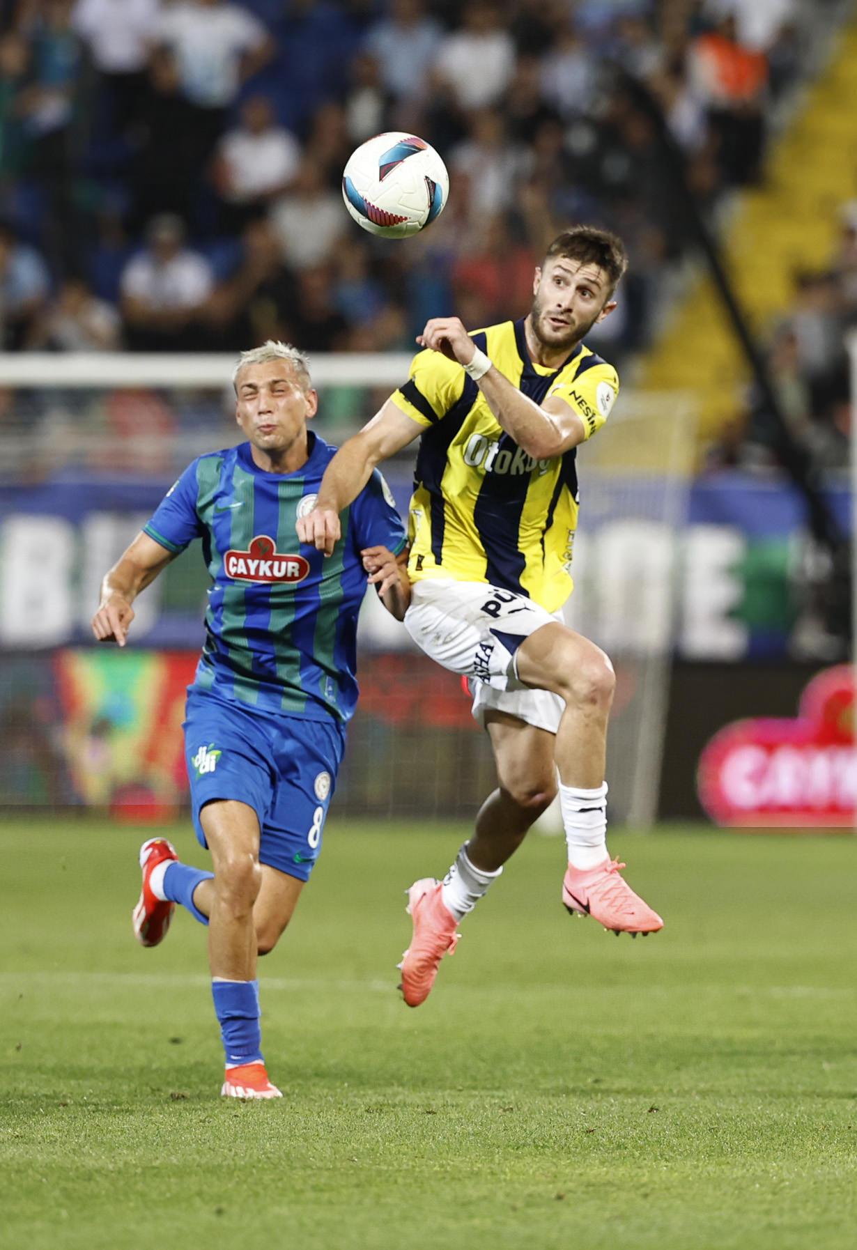 Süper Lig'de geçen sezon Rize'de oynanan Çaykur Rizespor - Fenerbahçe karşılaşmasından bir kare