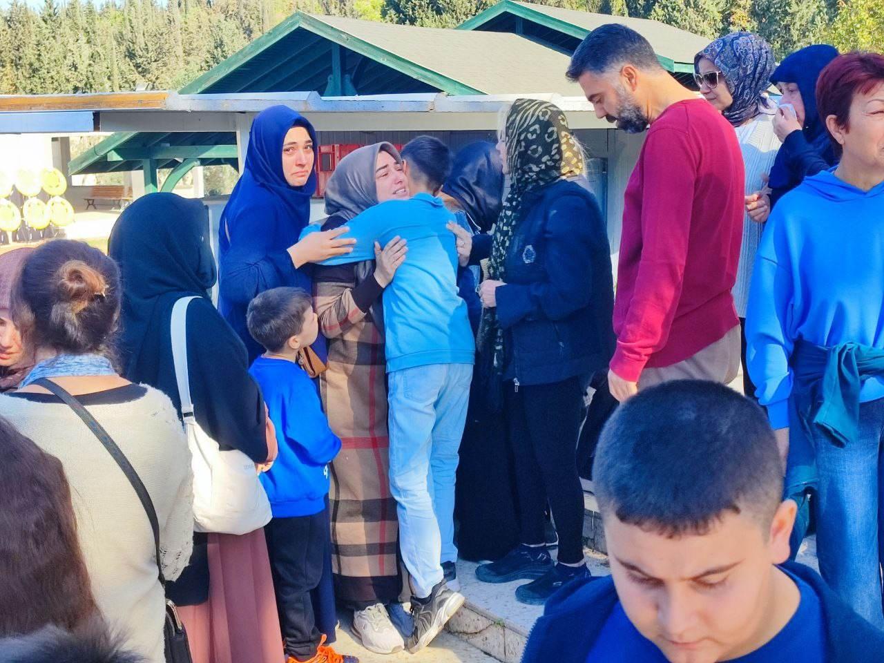 Anne Gülşah Çam, oğlunun arkadaşlarına sarılarak gözyaşlarına boğuldu.
